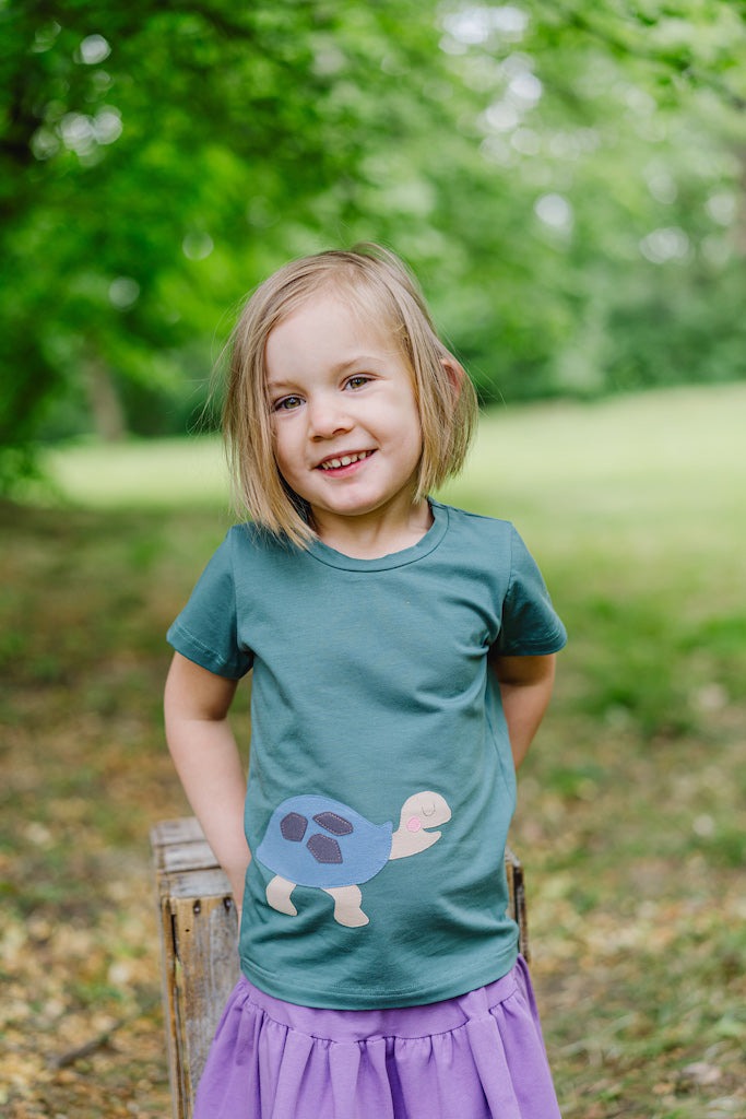 Kinder T Shirt für Mädchen und Jungen aus Bio Baumwolle mit Schildkröte in Grün von internaht aus Dresden