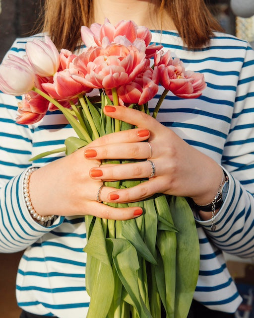 Langarmshirt für Damen in Weiss-Petrol aus Bio Baumwolle mit Sorgfalt genäht in Dresden. Modell mit Ringelshirt und Tulpenstrauß