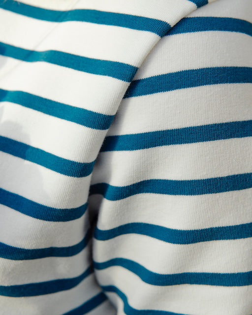Langarmshirt für Damen in Weiss-Petrol aus Bio Baumwolle mit Sorgfalt genäht in Dresden. Detailaufnahme des gestreiften Biostoffes.