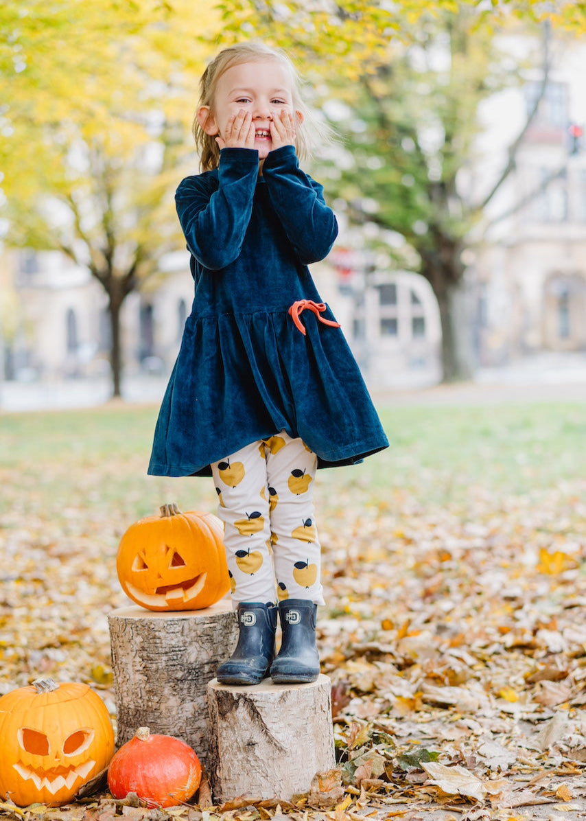 Kinderoutfit mit dunkelblauen Samtkleid und Leggings mit Äpfeln in Gelb - alles aus Biobaumwolle von internaht