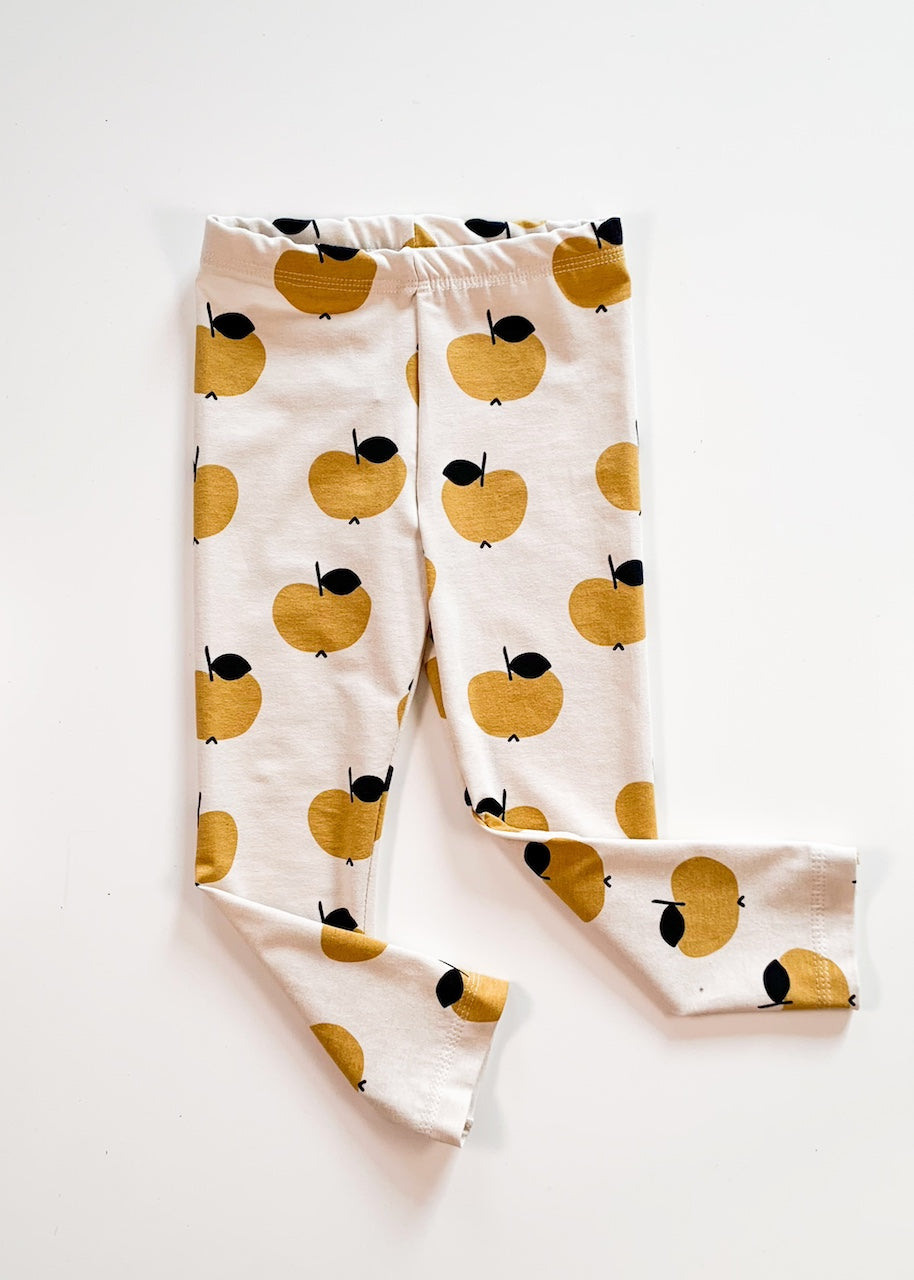 Fröhliche Leggings für Kinder mit gelben Äpfeln aus 95% Biobaumwolle und 5% Elasthan von internaht