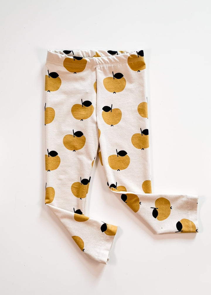 Fröhliche Leggings für Kinder mit gelben Äpfeln aus 95% Biobaumwolle und 5% Elasthan von internaht
