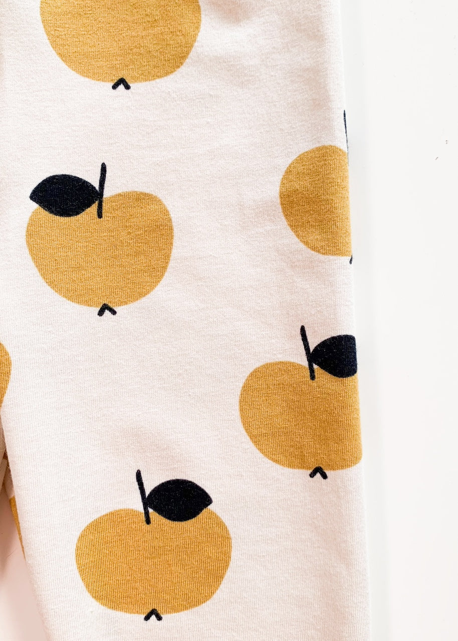Nahaufnhme des Jerseys für fröhliche Leggings für Kinder mit gelben Äpfeln aus 95% Biobaumwolle und 5% Elasthan von internaht