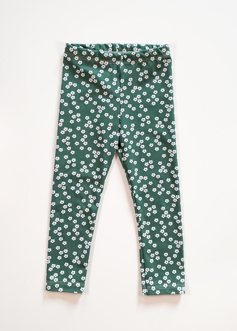 Grüne Leggings für Kinder mit weißen  Streublümchen aus 95% Biobaumwolle und 5% Elasthan von internaht