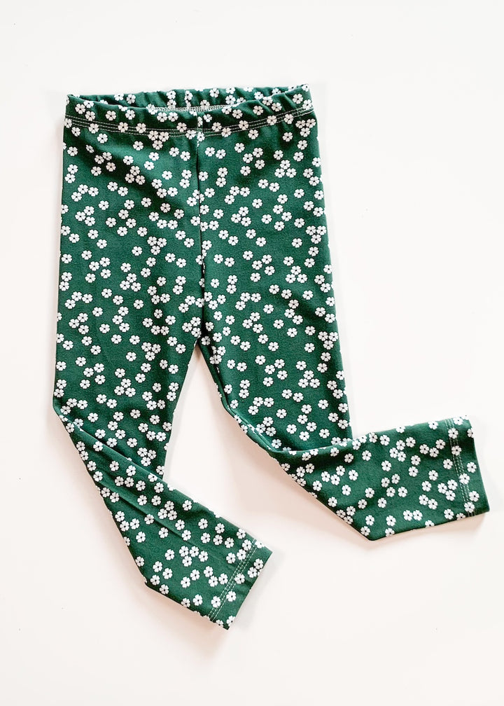 Dunkelgrüne Leggings für Kinder mit weißen  Streublümchen aus 95% Biobaumwolle und 5% Elasthan von internaht