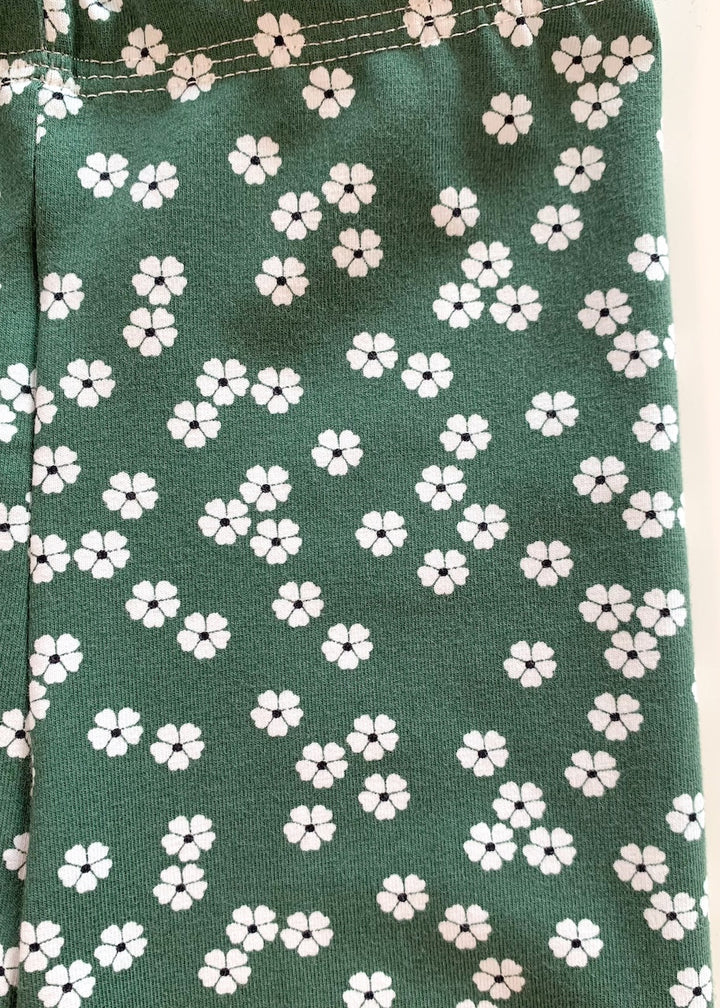 Nahaufnahme des Jerseys zur dunkelgrünen Leggings für Kinder mit weißen  Streublümchen aus 95% Biobaumwolle und 5% Elasthan von internaht