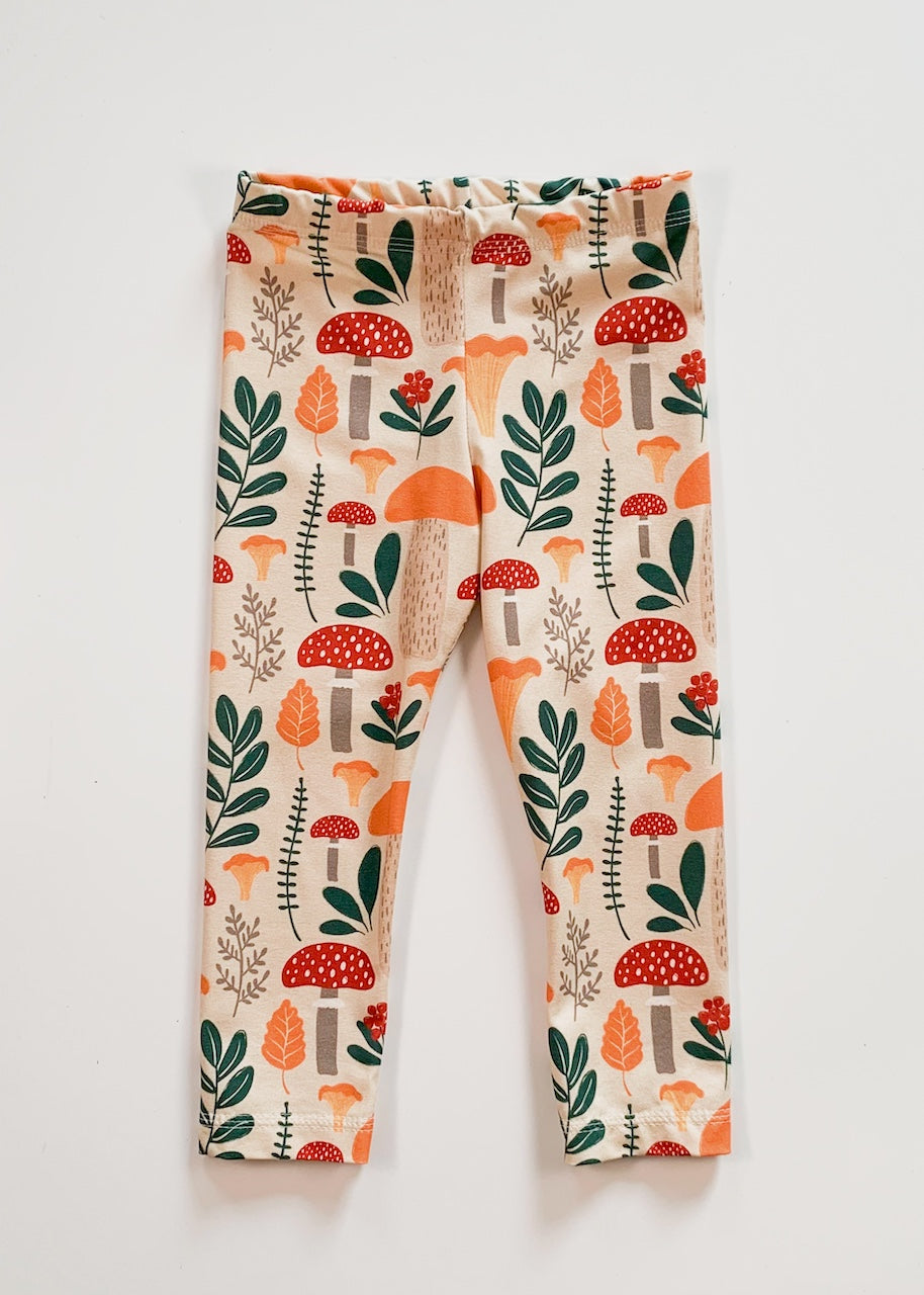 Farbenfrohe Leggings für Kinder mit Herbstpilzen aus 95% Biobaumwolle und 5% Elasthan von internaht