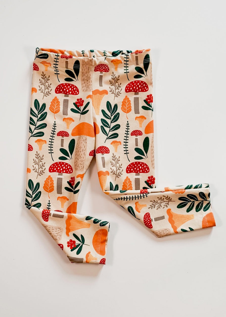 Fröhliche Leggings für Kinder mit Herbstpilzen aus 95% Biobaumwolle und 5% Elasthan von internaht
