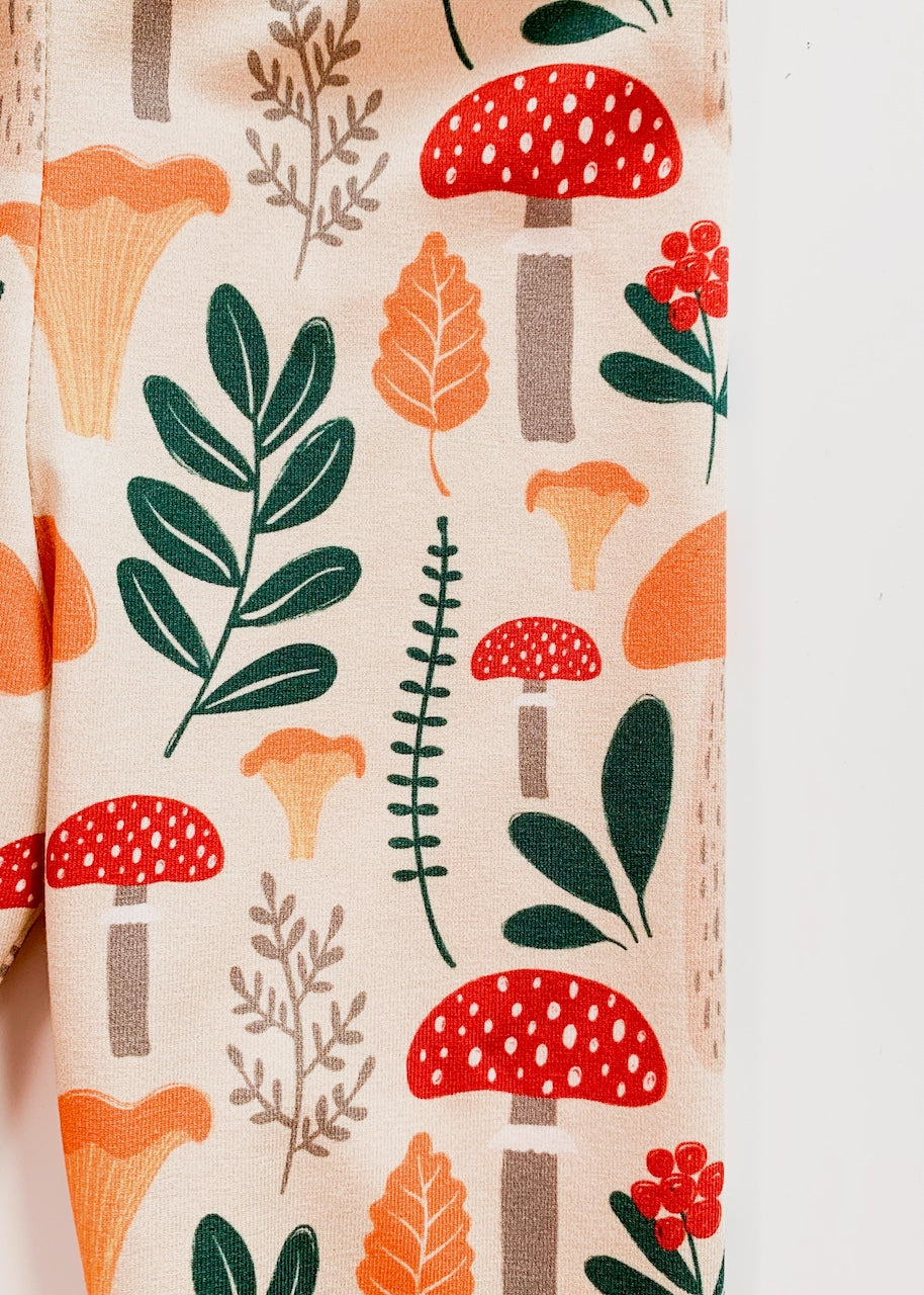 Nahaufnahme des Stoffmotivs der Leggings für Kinder mit Herbstpilzen aus 95% Biobaumwolle und 5% Elasthan von internaht