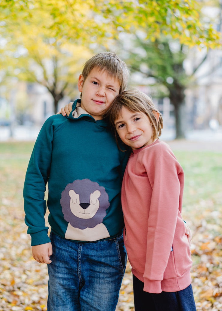 Dunkelgrüner Kinder Pullover mit Löwe aus 100% Biobaumwolle von internaht