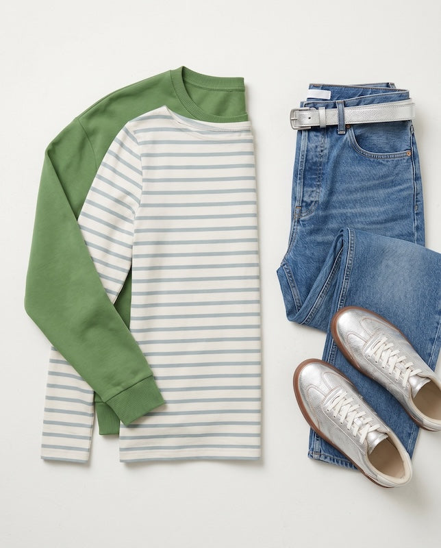 Ringelshirt Damen in weiß-hellblau - gestyled mit grünen Sweater, blauer Jeans und silbernen Sneakern