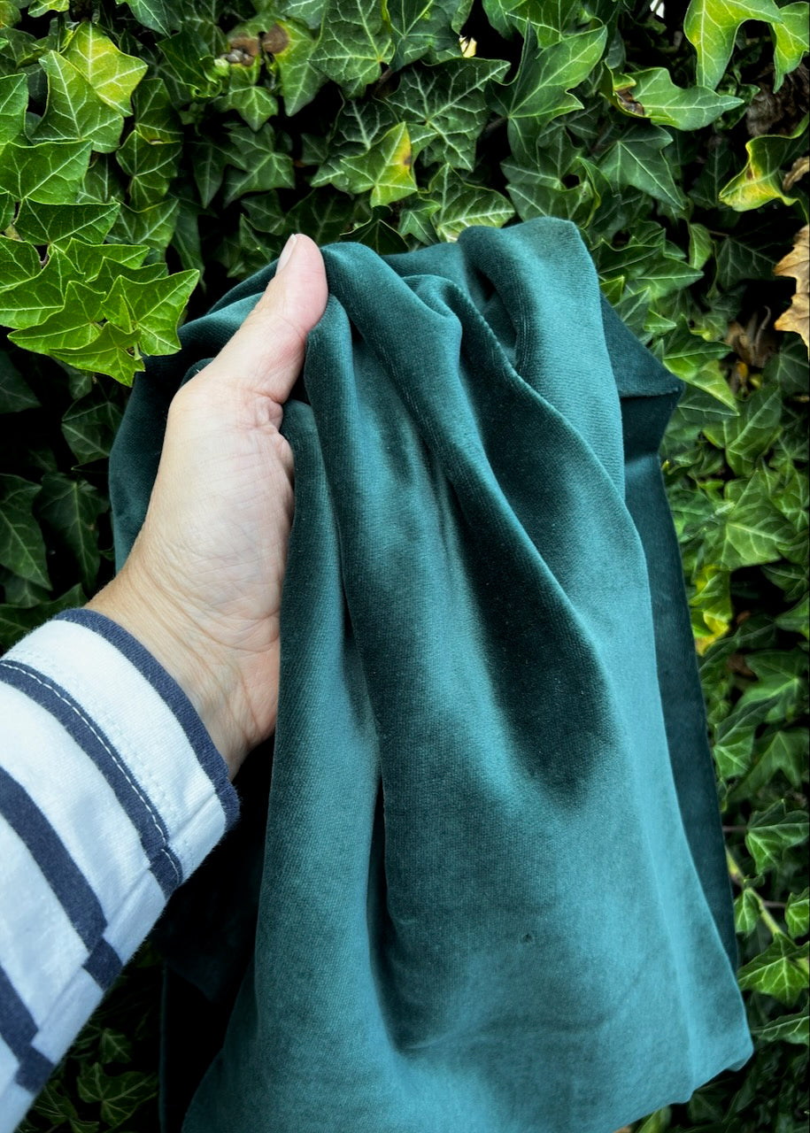 Dunkelgrüner Nicki-Loop aus Bio-Baumwolle getragen zum Damen-Outfit