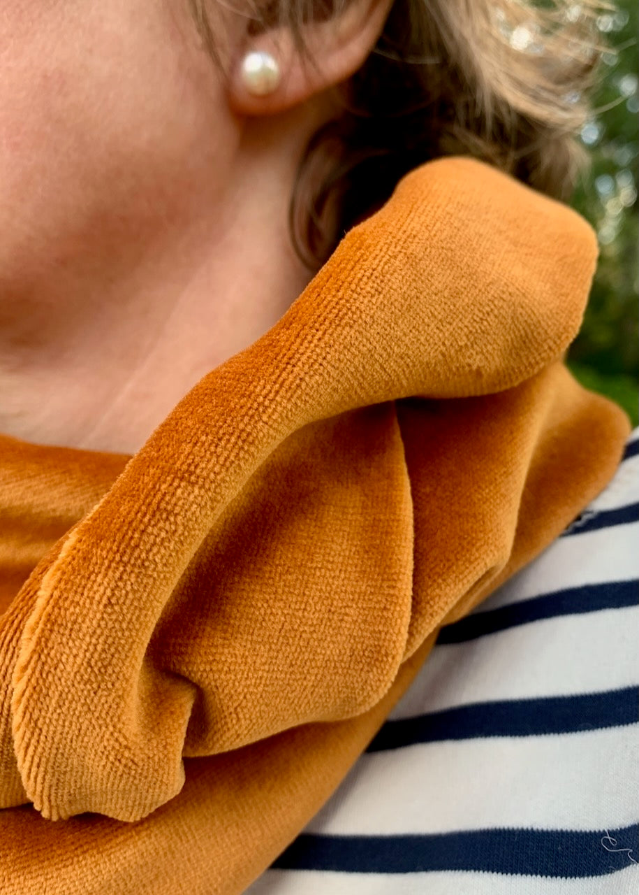 Nicki-Loop aus Bio-Baumwolle in Karamell getragen zum leichten Damen-Outfit