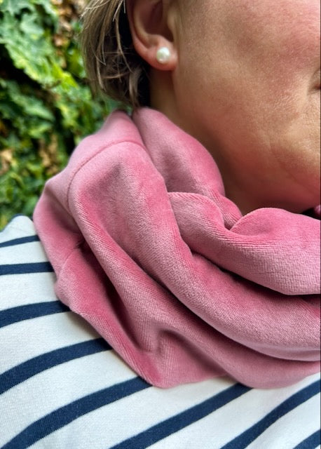Rosé Nicki-Loop aus Bio-Baumwolle getragen zum leichten Damen-Outfit