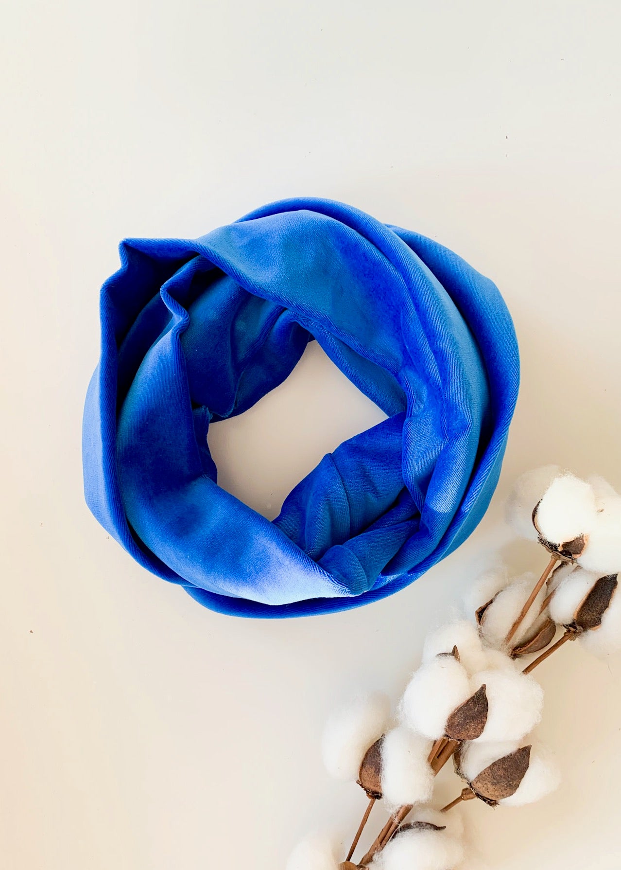 Royalblauer Nicki-Loop aus Bio-Baumwolle - samtig weich ganz ohne Polyester