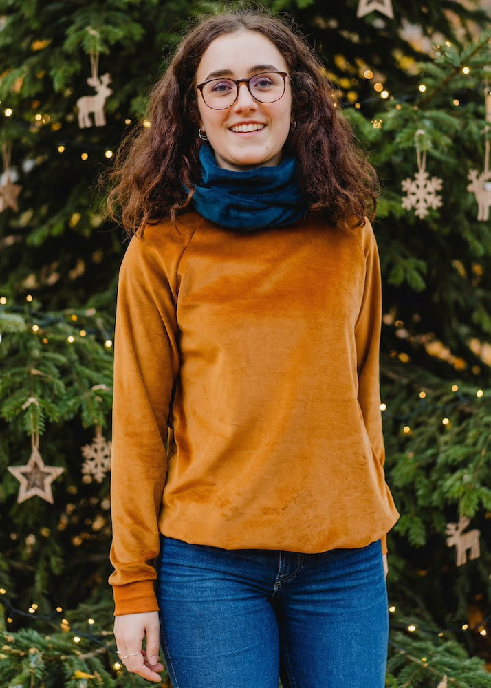 Damen Nicki Pullover aus 100 % Bio-Baumwolle in Karamell, handgenäht in Dresden - besonders festlich im Advent oder als Geschenk zu Weihnachten
