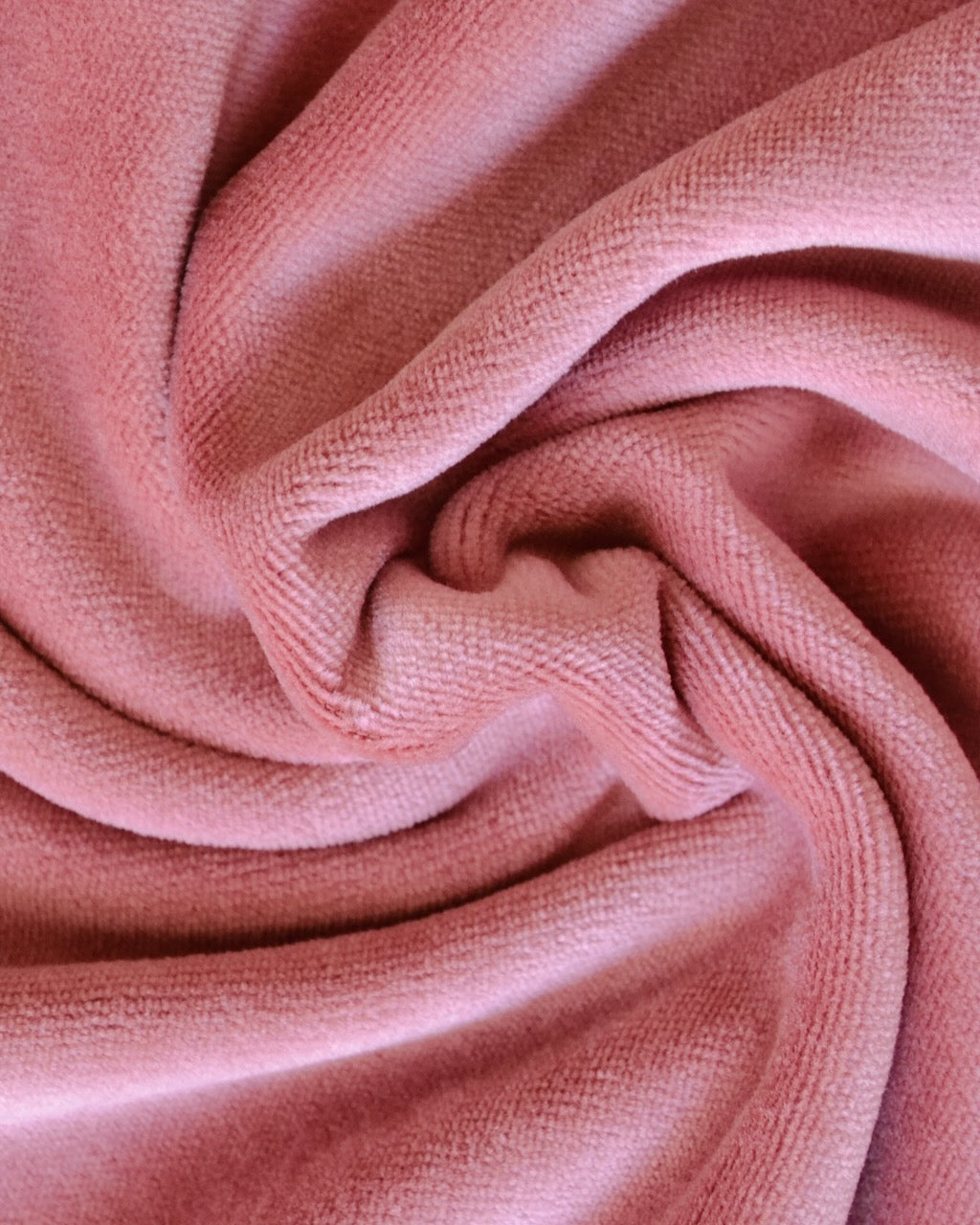 Damen Nicki Pullover in Rosé - Nahaufnahme des Stoffes aus 100% Bio-Baumwolle - Besonders geschätzt für sein angenehmes Tragegefühl.
