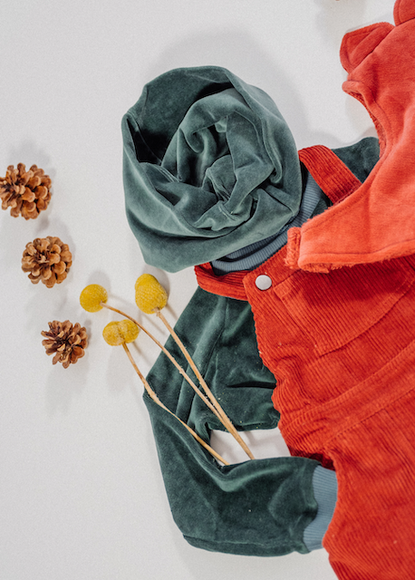 Detail zum Kinder Outfit aus grünem Nicki Pullover für Kinder von internaht und orange Cord Latzhose von Pigeon alles aus 100% Biobaumwolle