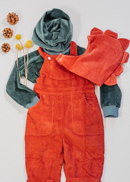 Kinder Outfit aus grünem Nicki Pullover für Kinder von internaht und orange Cord Latzhose von Pigeon alles aus 100% Biobaumwolle