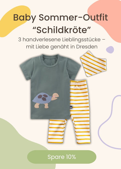 Baby Outfit für den Sommer - 3 teiliges Set. Bestehend aus salbeigrünen T-Shirt mit Schildkröten-Motiv, ecru-senfgelb gestreifter Baby Hose und passenden Halstuch. Präsentiert in einem Video - Spare im Set 10%