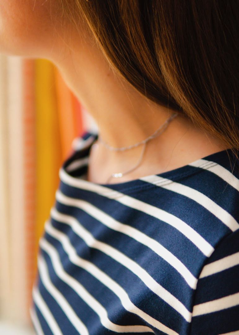 Sanftes Damenoberteil mit Streifen in Navy-Ecru, sorgfältig in Manufakturarbeit gefertigt