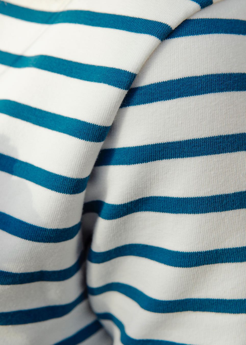 Damenoberteil mit Streifen in weiß/petroll, nachhaltige Bio-Qualität aus Dresden