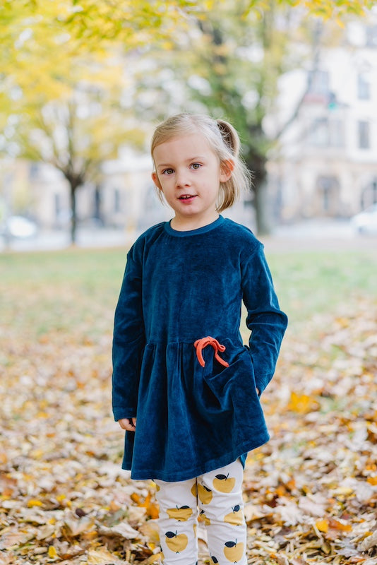 Samtkleid für Mädchen in Dunkelblau aus 100% Biobaumwolle von internaht - Kleines Mädchen im Samtkleid im herbstlichen Ambiente