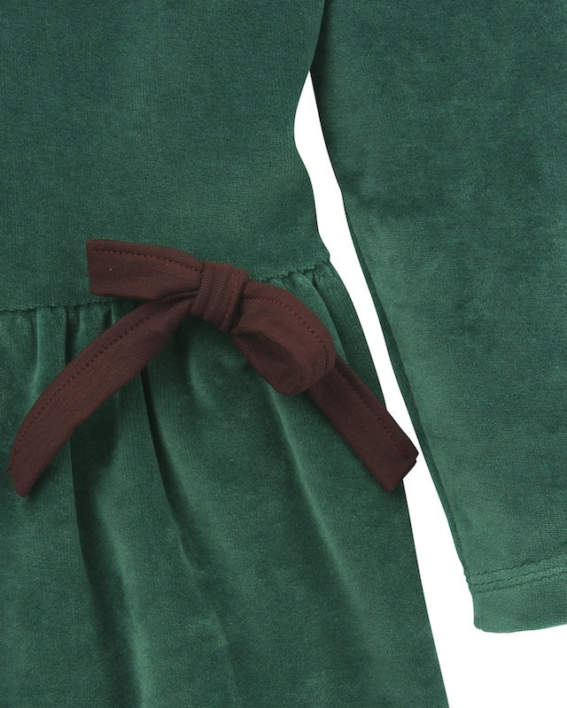 Samtkleid für Mädchen in Grün aus 100% Bio-Baumwolle ohne Chemiefasern von internaht - Detail der weinroten Schleife
