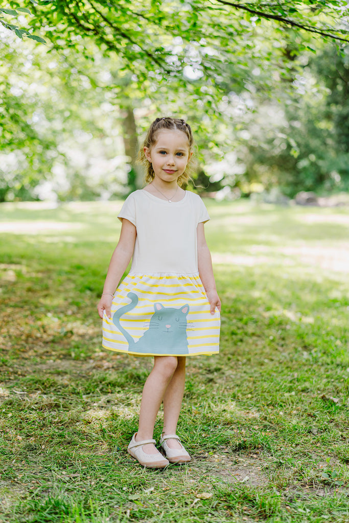 Schönes Mädchenkleid aus Bio-Baumwolle mit Katzenmotiv, handgemacht in Dresden von internaht