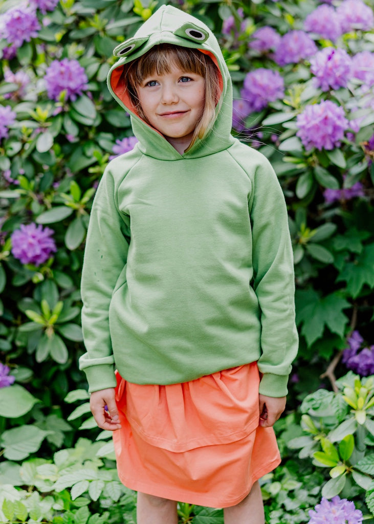 Nachhaltige Mädchenkleidung aus zertifizierten Biostoffen Kinder Hoodie Frosch und Stufenrock Mädchen in Orange handgemacht in Dresden