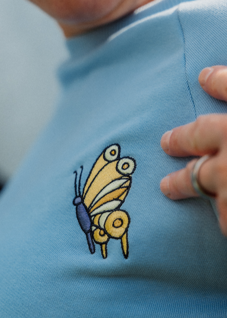 Damen Sweatshirt 100% Bio Baumwolle in Hellblau aus Bio Baumwolle sorgfältig in Manufakturarbeit in Deutschland gefertigt - Detail zur Stickerei Schmetterling 