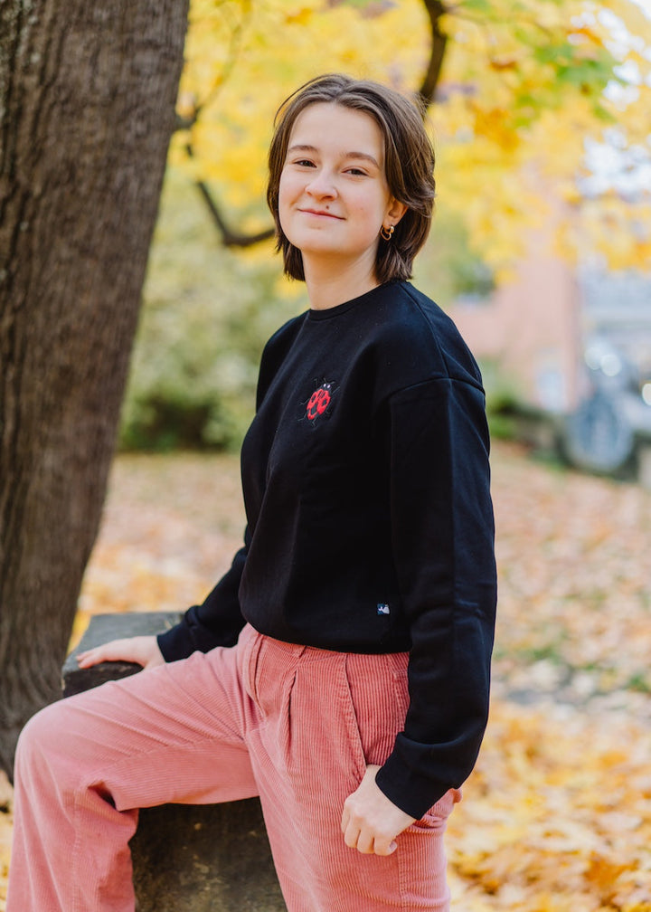 Schwarzes Sweatshirt für Teenager und junge Frauen aus 100% Biobaumwolle mit kleiner Stickerei "Marienkäfer" von internaht