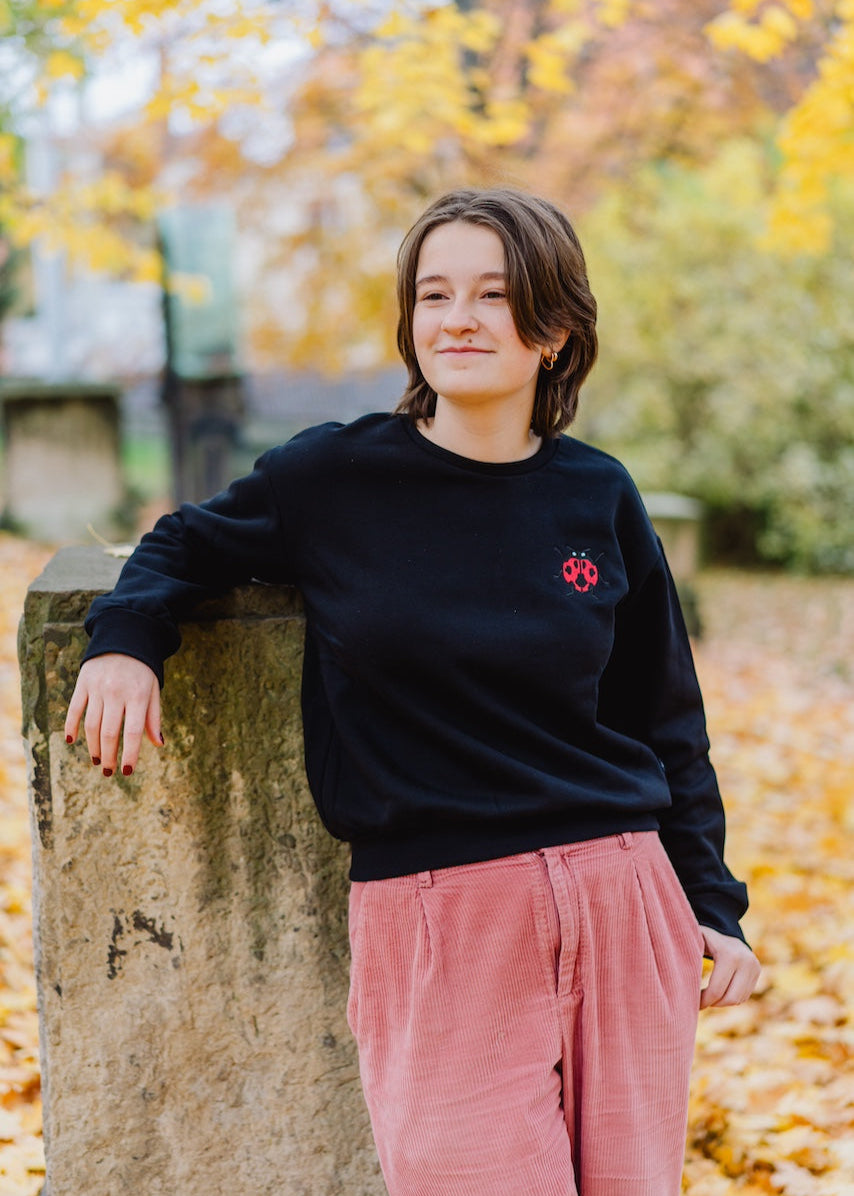 Sweatshirt für Teenies und Damen aus 100% Biobaumwolle mit kleiner Stickerei "Marienkäfer" von internaht