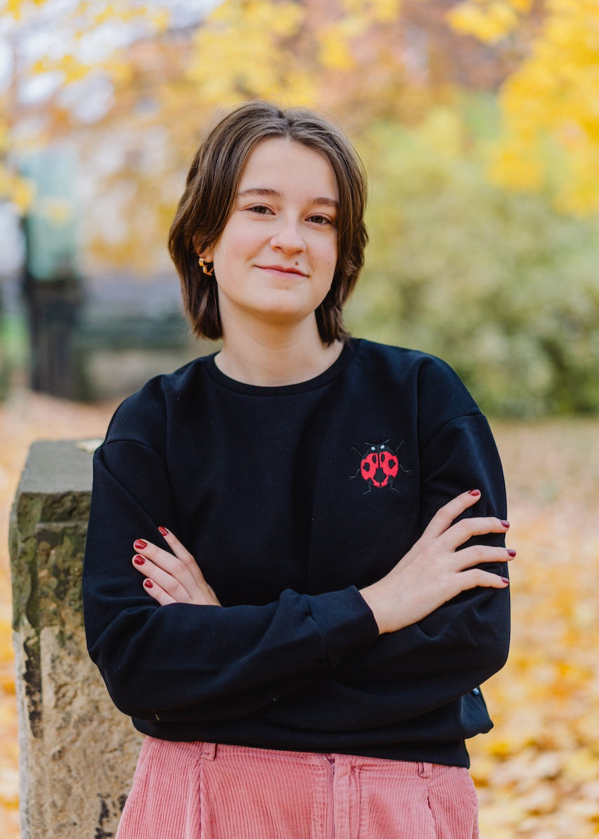 Sweatshirt Schwarz aus 100% Biobaumwolle mit kleiner Stickerei "Marienkäfer" von internaht