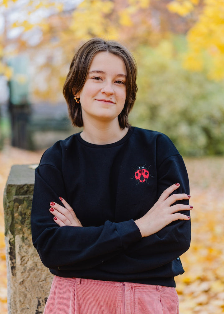 Sweatshirt Schwarz aus 100% Biobaumwolle mit kleiner Stickerei "Marienkäfer" von internaht