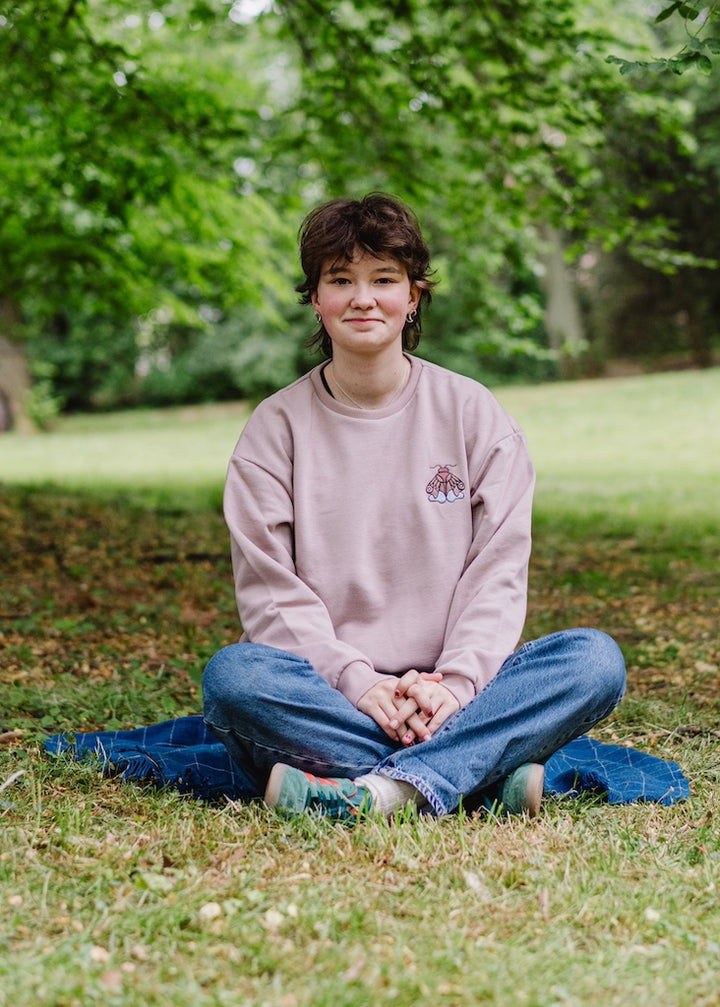 Sweatshirt aus 100% Biobaumwolle mit kleiner Stickerei "Motte" von internaht