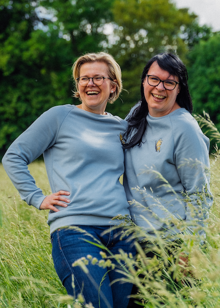 Hellblaues Sweatshirt für Teenager und Damen aus 100% Biobaumwolle mit kleiner Stickerei "Schmetterling" von internaht