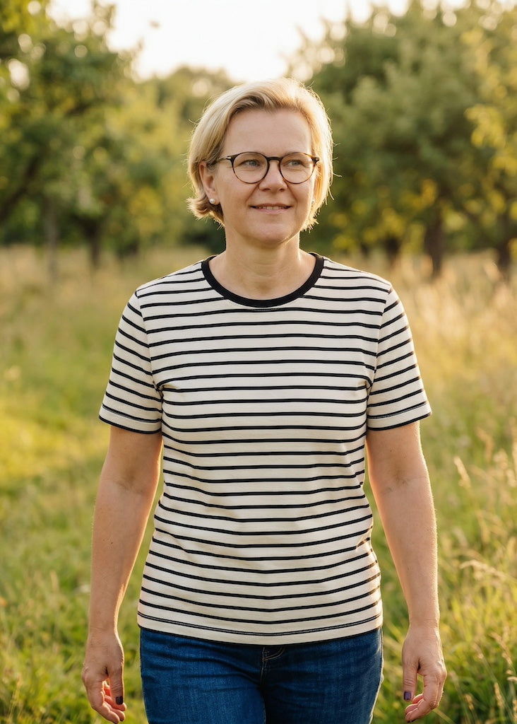 Frau trägt T-Shirt Bio Baumwolle Damen in Ecru-Rosenholz – zeitloses Streifenshirt von internaht aus Dresden