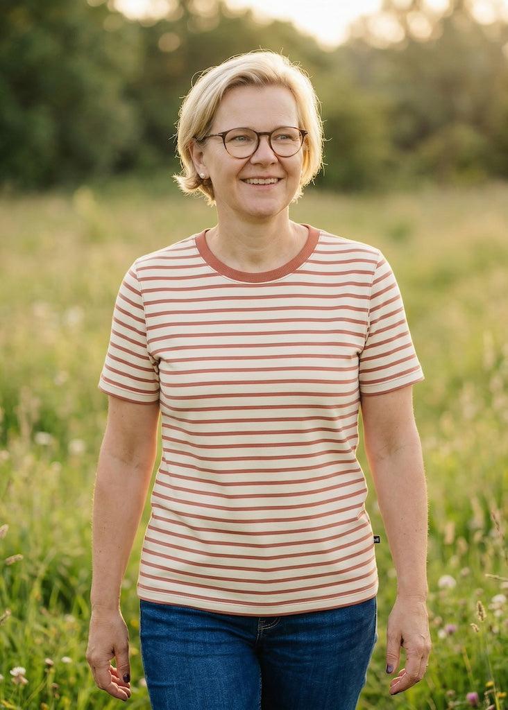 Frau trägt T-Shirt Bio Baumwolle Damen in Ecru-Rosenholz – zeitloses Streifenshirt von internaht aus Dresden