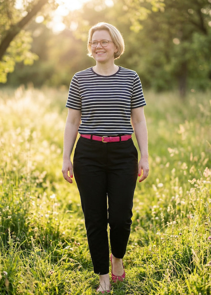 Frau trägt T-Shirt Bio Baumwolle Damen in Navy-Ecru – zeitloses Streifenshirt von internaht aus Dresden