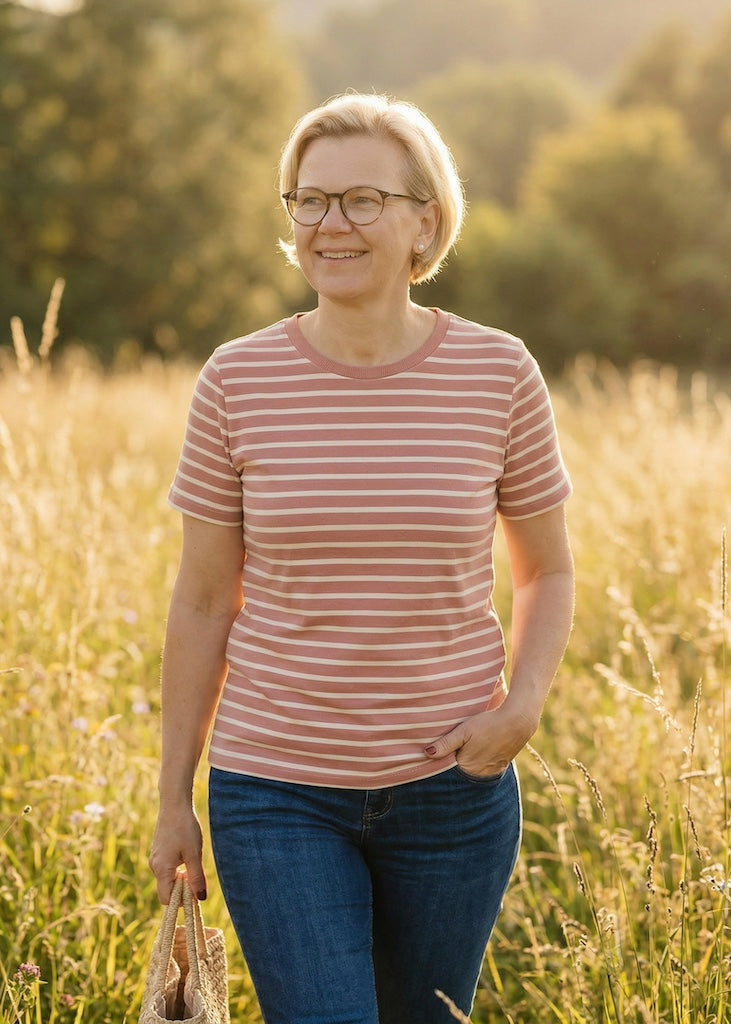 Frau trägt T-Shirt Bio Baumwolle Damen in Rosenholz-Ecru – zeitloses Streifenshirt von internaht aus Dresden