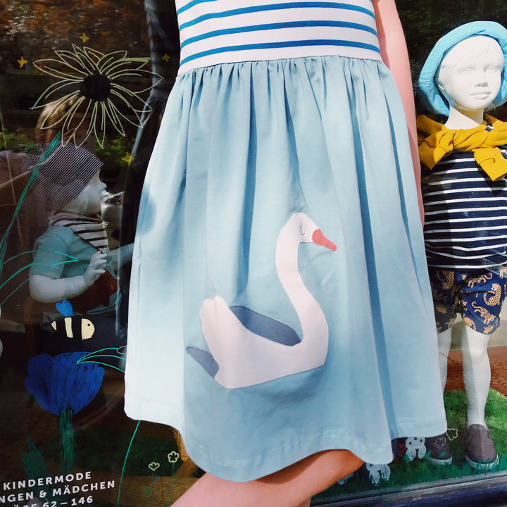 Detail der Applikation zum T-Shirt Kleid  mit Schwan für Mädchen von internaht