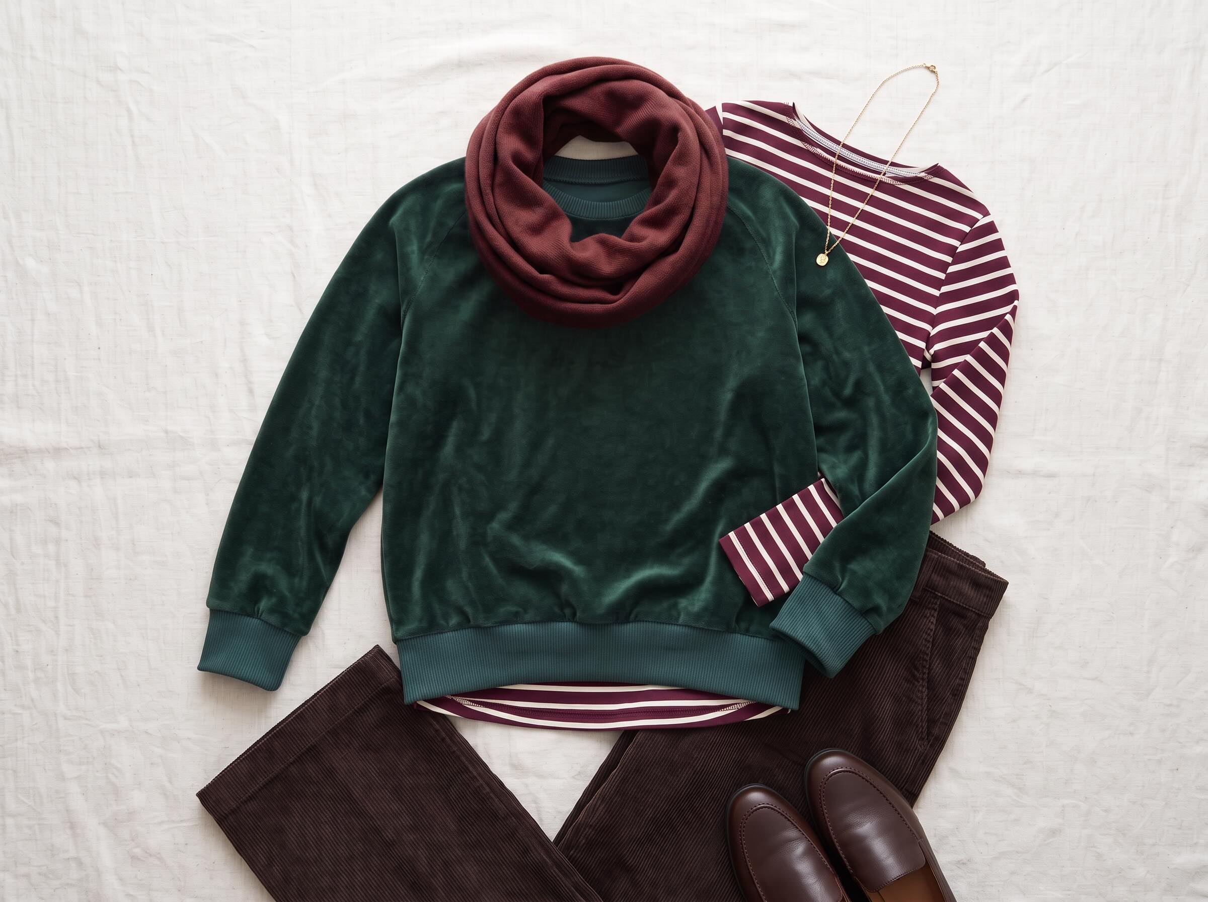 Grüner Nicki-Pullover mit bordeauxfarbenem Ringelshirt, Loop, brauner Hose und Loafern als warmes Herbst-Outfit für Damen
