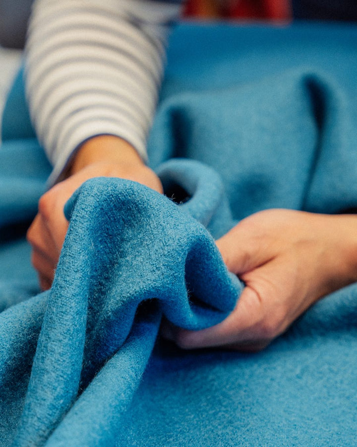 Wollwalk Overall für Babys in Petrol aus 100% Schurwolle (kbT) vollständig gefüttert mit Biojersey von internaht - Nahaufnahme des Wollwalks aus 100% Wolle