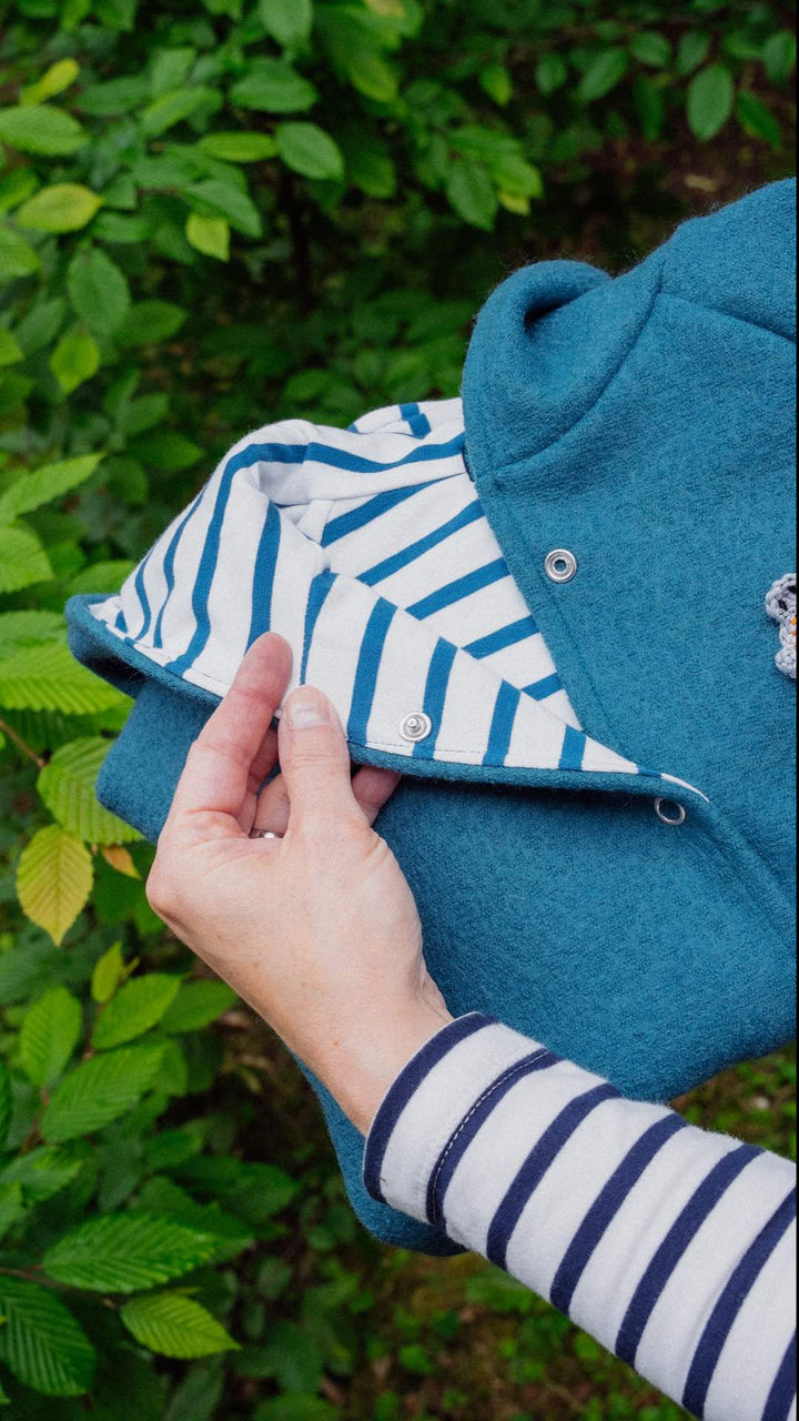 Wollwalk Overall für Babys in Petrol aus 100% Schurwolle (kbT) vollständig gefüttert mit gestreiften Biojersey aus 100% Bio-Baumwolle von internaht