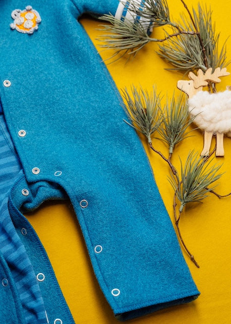 Wollwalk Overall Baby in Petrol aus 100% Schurwolle mit durchgehender Knopfleiste für extra Bequemlichkeit