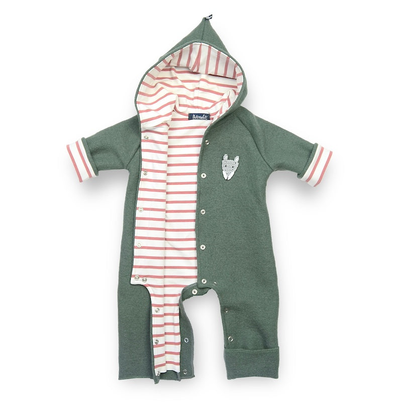 Wollwalk Overall Baby in Salbeigrün aus 100% Schurwolle mit ecru-rosenholz gestreiften Innenfutter aus 100% Bio Baumwolle von internaht