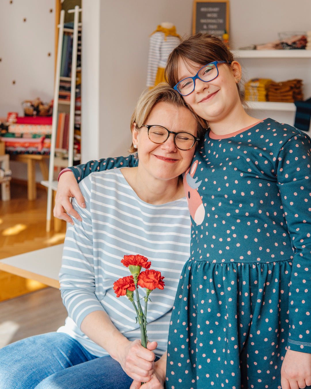 Smaragdgrünes Sweat Kleid für Mädchen mit Pferde-Applikation aus 100% Bio Baumwolle von internaht