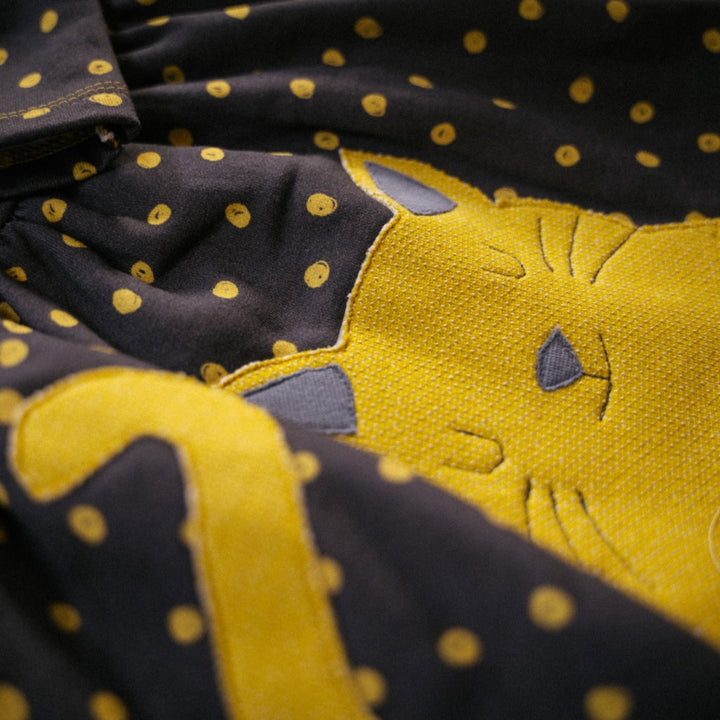 Gepunktetes Sweat Kleid für Mädchen mit Katzen-Applikation aus 100% Bio Baumwolle von internaht