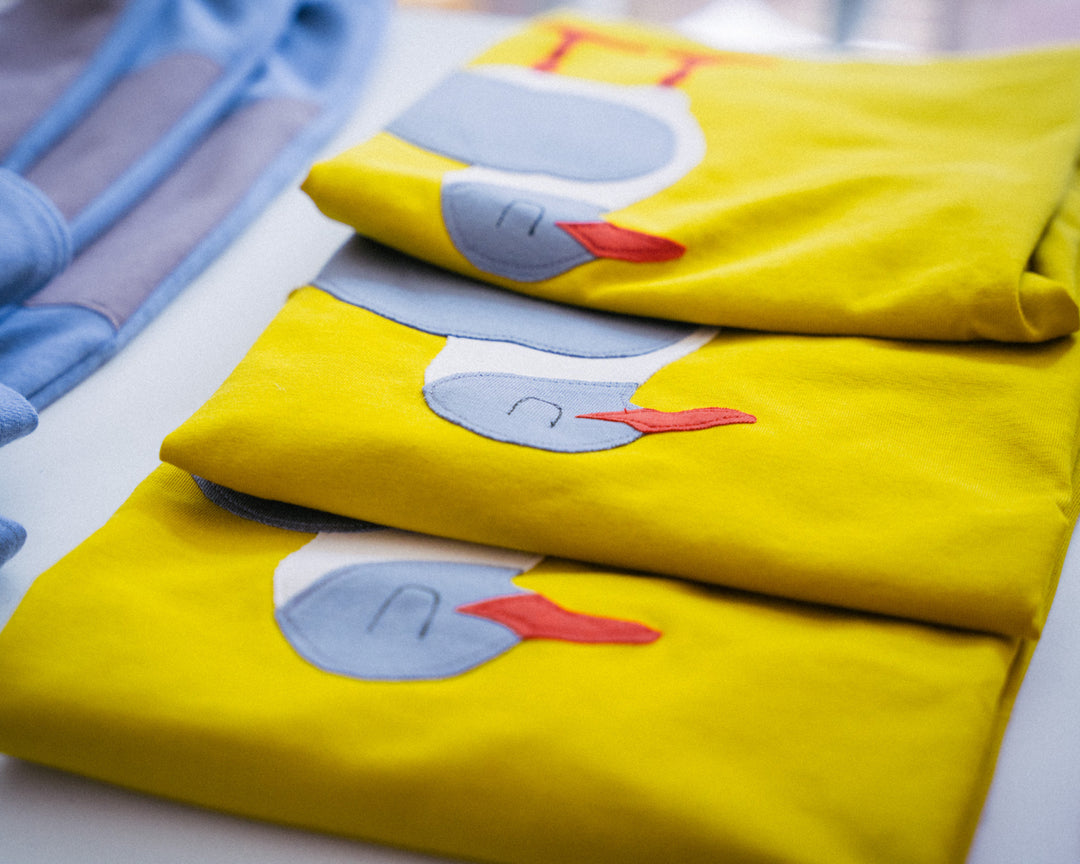 Senfgelbes Baby T-Shirt mit Applikation Möwe aus Bio Baumwolle von internaht